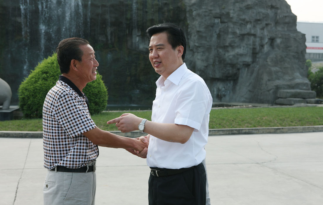 2012年8月，宜昌市委書記黃楚平與東圣董事長親切交談。 