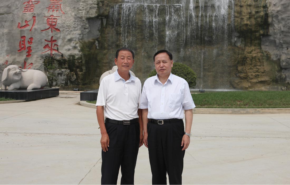 2010年5月，湖北省委書記羅清泉與東圣董事長合影。